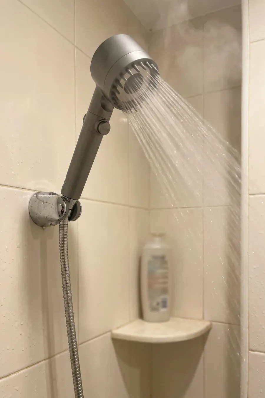 Pelo apagado y piel tirante: el agua dura de tu zona tiene arreglo