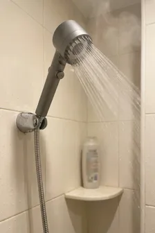 Pelo apagado y piel tirante: el agua dura de tu zona tiene arreglo