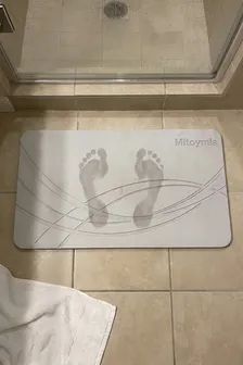 La alfombra del baño siempre empapada: la de piedra se seca sola
