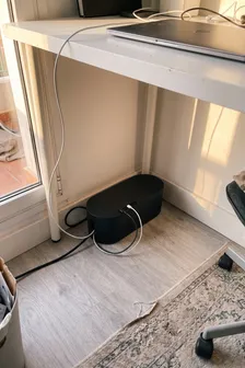 La regleta y el lío de cables a la vista: una caja y se acabó
