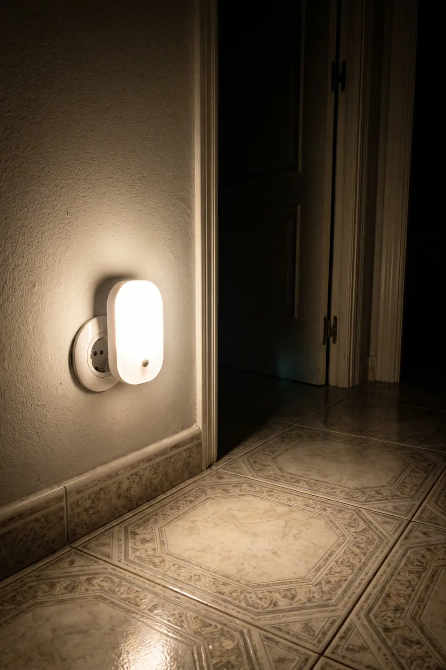 Levantarte de noche sin encender la luz que despierta a media casa