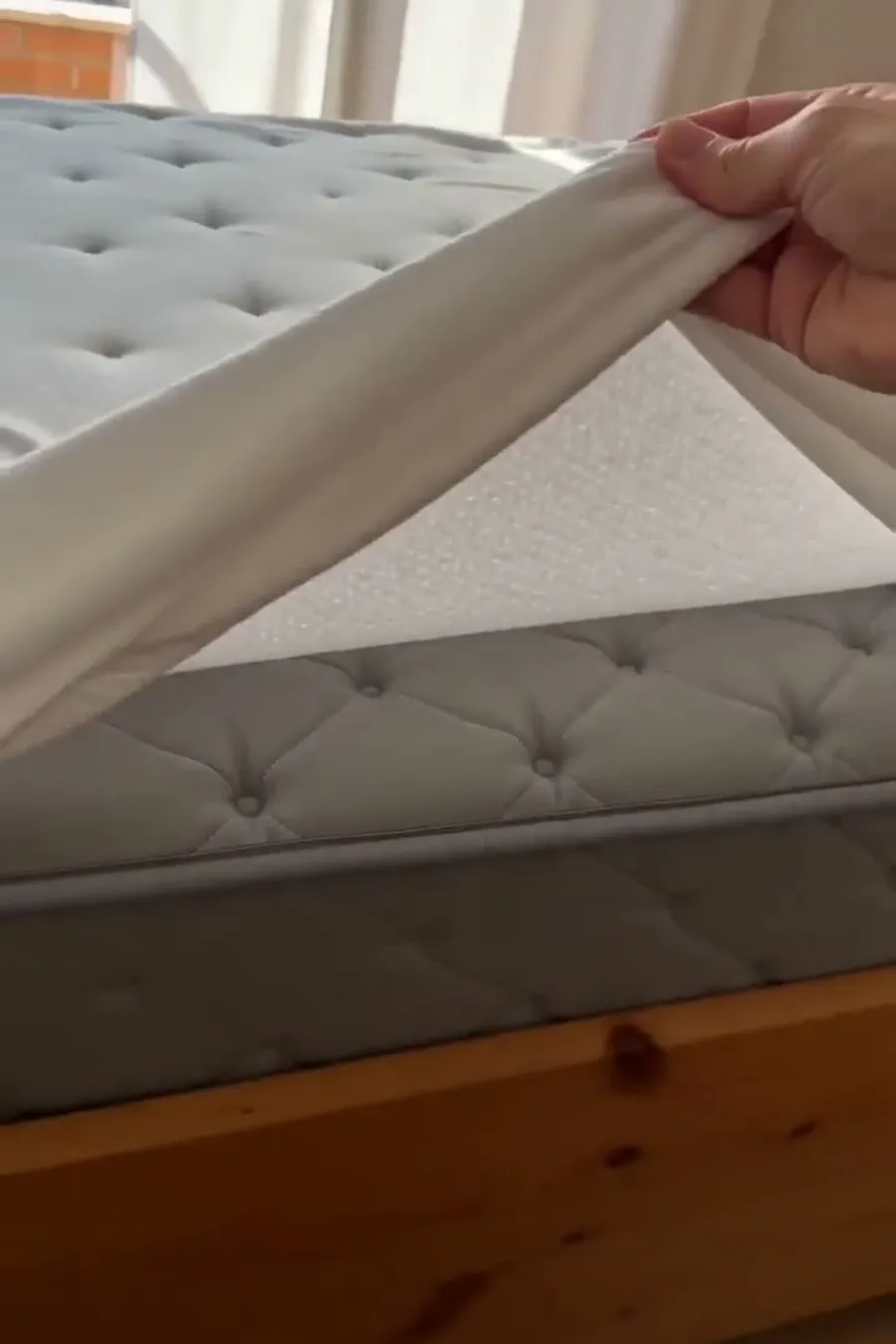 Se cayó el zumo en la cama y el colchón ni se enteró
