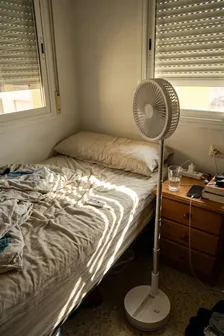 Dormir con calor y el enchufe en la otra punta: ventilador con batería